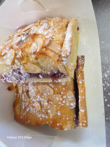 Cherry bakewell almond topped - cherry,